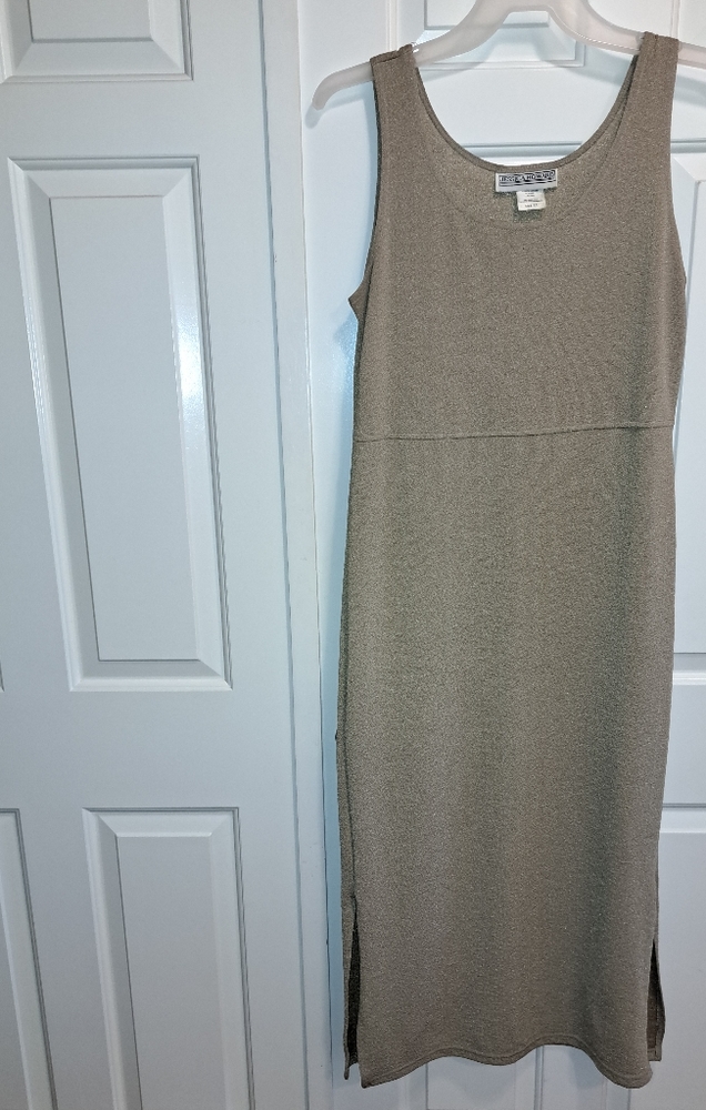 Sleeveless Jessica Howard dress. Size 10, gold knit. Perfect for travel